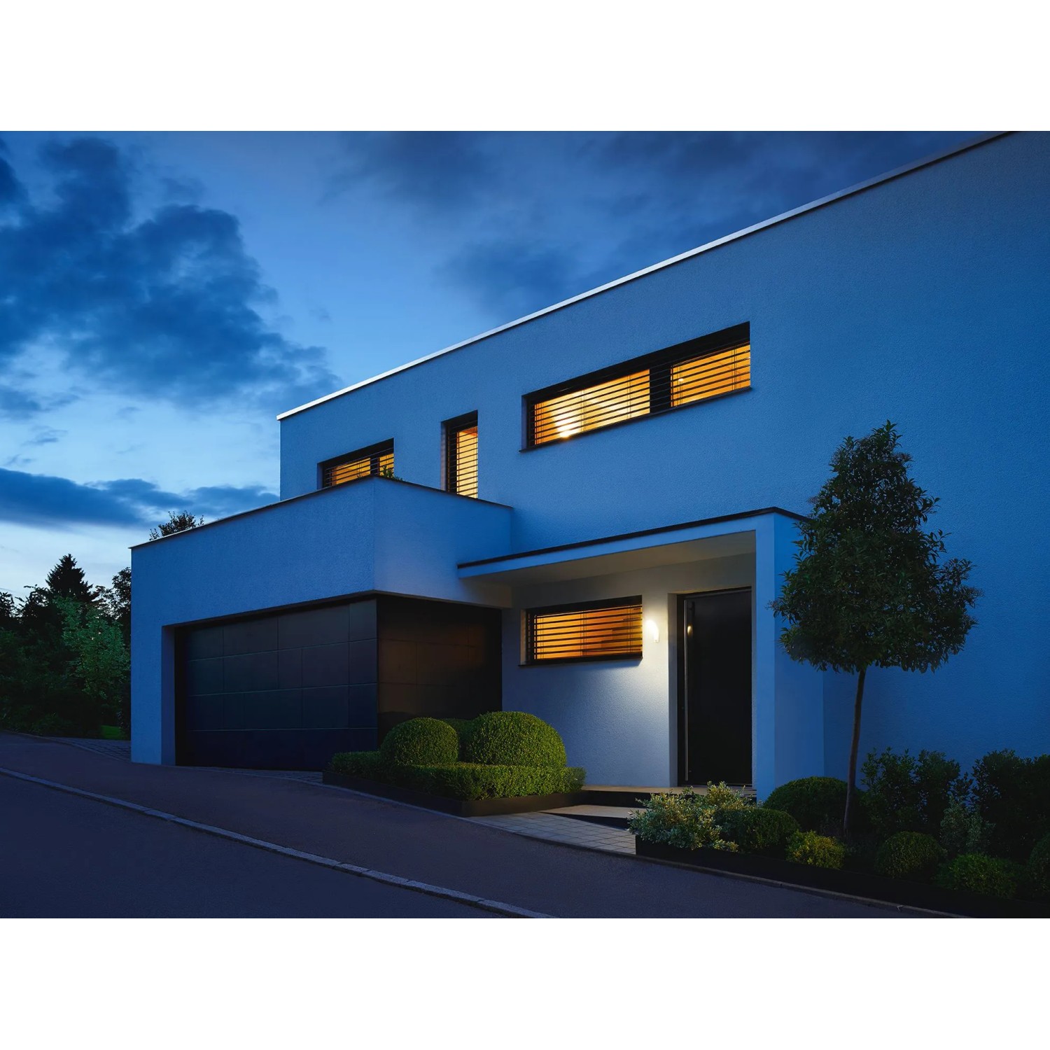 Moderner Steinel LED-Außenwandstrahler XLED Slim S in Anthrazit an Hauswand.