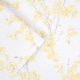 Laura Ashley Vliestapete Forsythia Sunshine mit gelben Blüten auf weißem Grund.