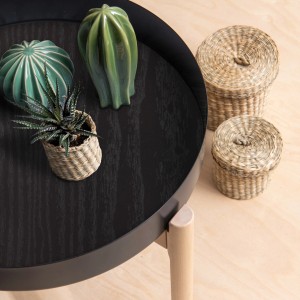 Klebefolie Wood Black (67,5 cm x 2 m) auf Tisch mit Deko-Elementen.