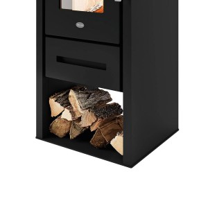 Detailaufnahme: Schwarzer Blaze Kaminofen Livia 8 kW mit Holzfach und Holzscheiten.