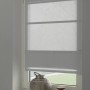 Graues Gardinia Easyfix Raffrollo (50x140 cm) am Fenster, stufenweise mit Magnet verstellbar.