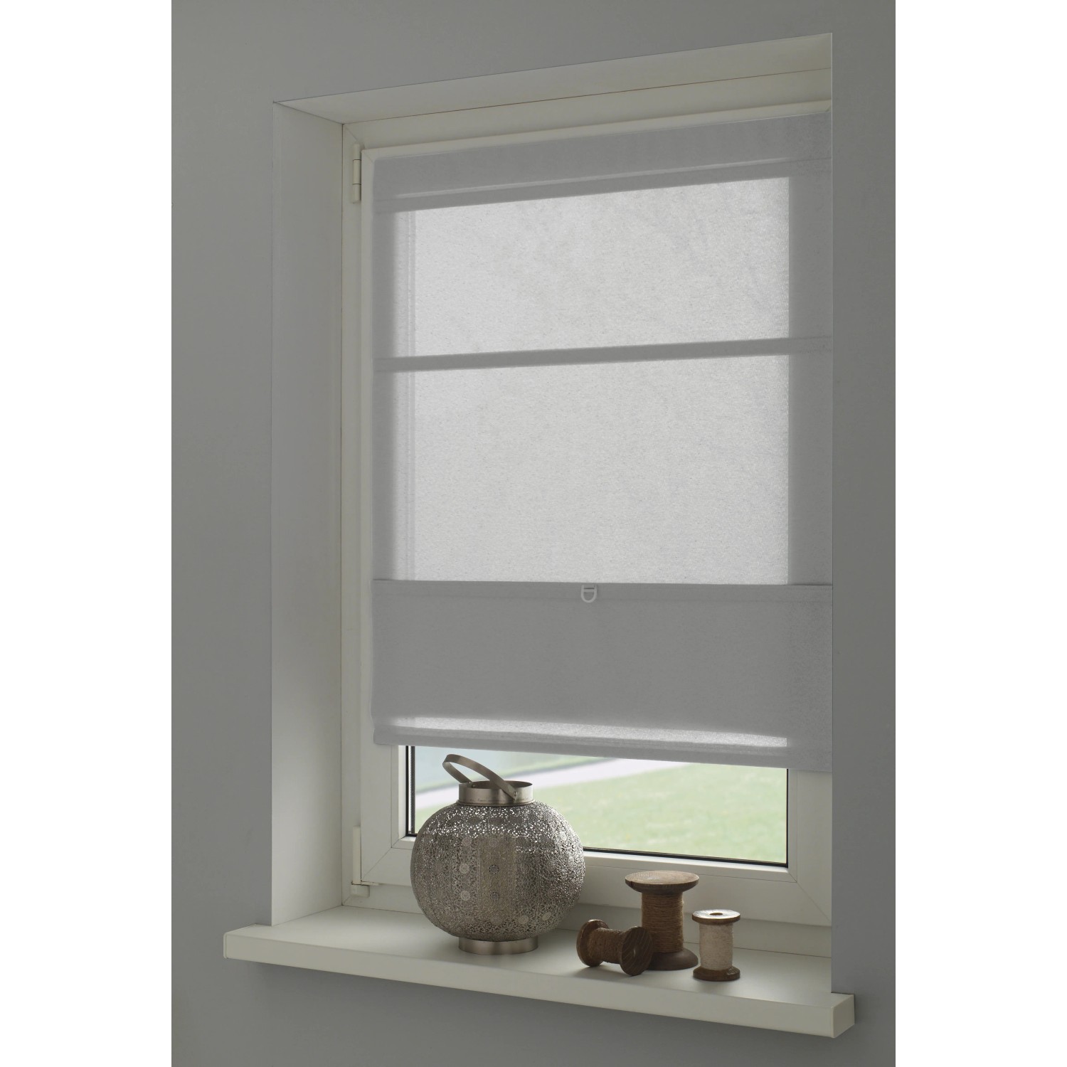 Graues Gardinia Easyfix Raffrollo (50x140 cm) am Fenster, stufenweise mit Magnet verstellbar.