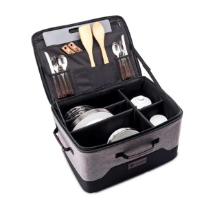 Geöffnete Petromax Camping-Box Catago mit Geschirr und Besteck, ideal für Camping & Outdoor.