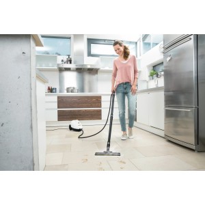 Frau reinigt Fliesenboden mit Kärcher Dampfreiniger SC 2 EasyFix in Küche.