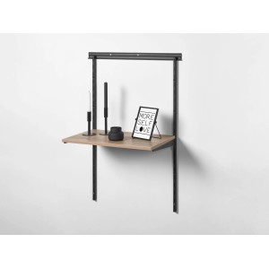 Regalboden MDF Eiche Hell, 60x30x1,8 cm, mit schwarzer Halterung an weißer Wand.