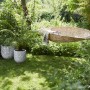 Capi Pflanztopf Clay Kugel, elfenbeinfarben, Ø 43cm, im Garten mit Hängematte.