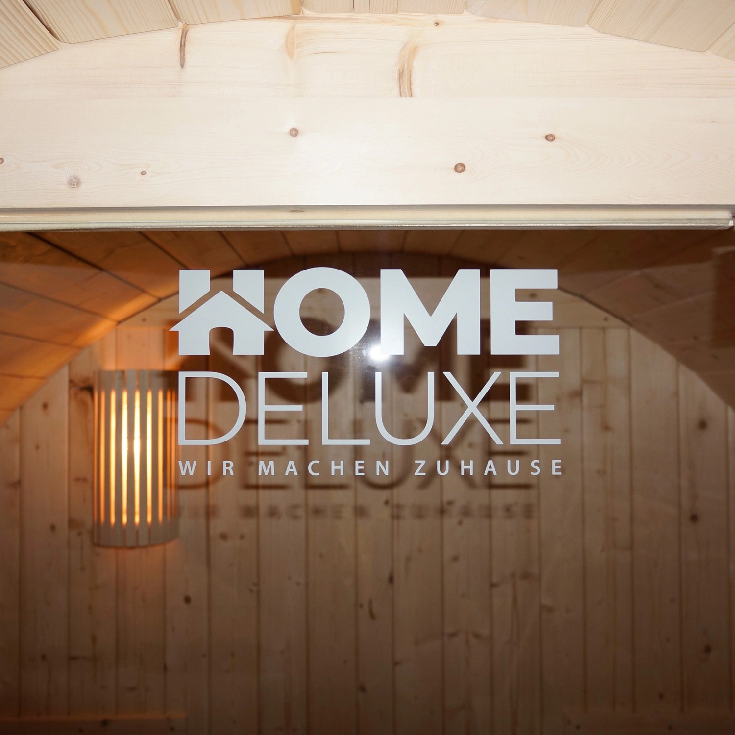 Detailaufnahme: Home Deluxe Fasssauna Lahti Deluxe mit Glasfront und Logo.