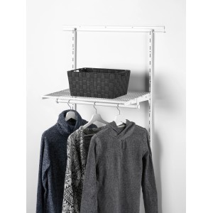 Regalsystem mit matter, weißer Metall-Kleiderstange, 60 cm, mit Kleidung und Korb.