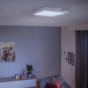 Weiße, eckige Philips Hue LED Deckenleuchte Aurelle (60x60 cm) im Wohnraum.