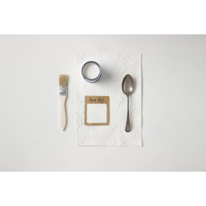 Rust-Oleum Kreidefarbe Antikweiß, 125ml mit Pinsel und Löffel auf weißem Untergrund.