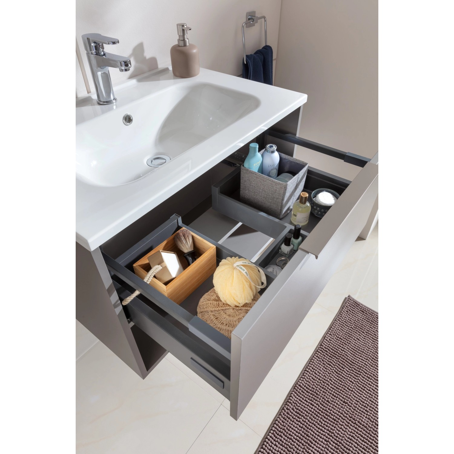 Fackelmann Waschtisch-Set B.Paris mit Glasbecken, 70,5 cm, Cubanit Grau, offene Schubladen mit Badutensilien.