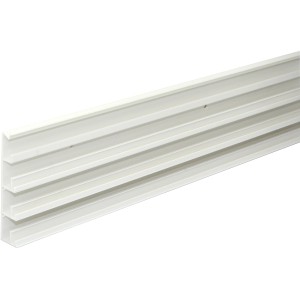 Weiße FN Neuhofer Montageschiene Click-Fix 17 aus PVC, 18x81,5x2400mm, zur Sockelleisten-Montage und Kabelverlegung.