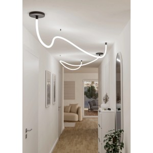 Moderne LED-Pendelleuchte White Glowline von Eglo mit RGB und schwarzem Baldachin im Flur.