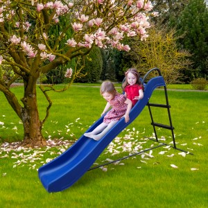 Blaue AXI Kinderrutsche mit Wasseranschluss und zwei Kindern im Garten.