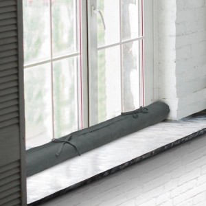 Beautissu Viento Zugluftstopper, anthrazit, 10x120cm, 2er-Set, vor Fenster platziert.