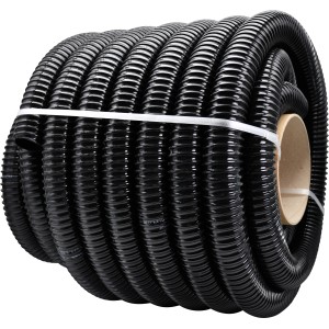 Aufgerollter, schwarzer Fitt Teichschlauch (Ø 40 mm) für Gartenteiche.