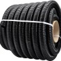 Aufgerollter, schwarzer Fitt Teichschlauch (Ø 40 mm) für Gartenteiche.