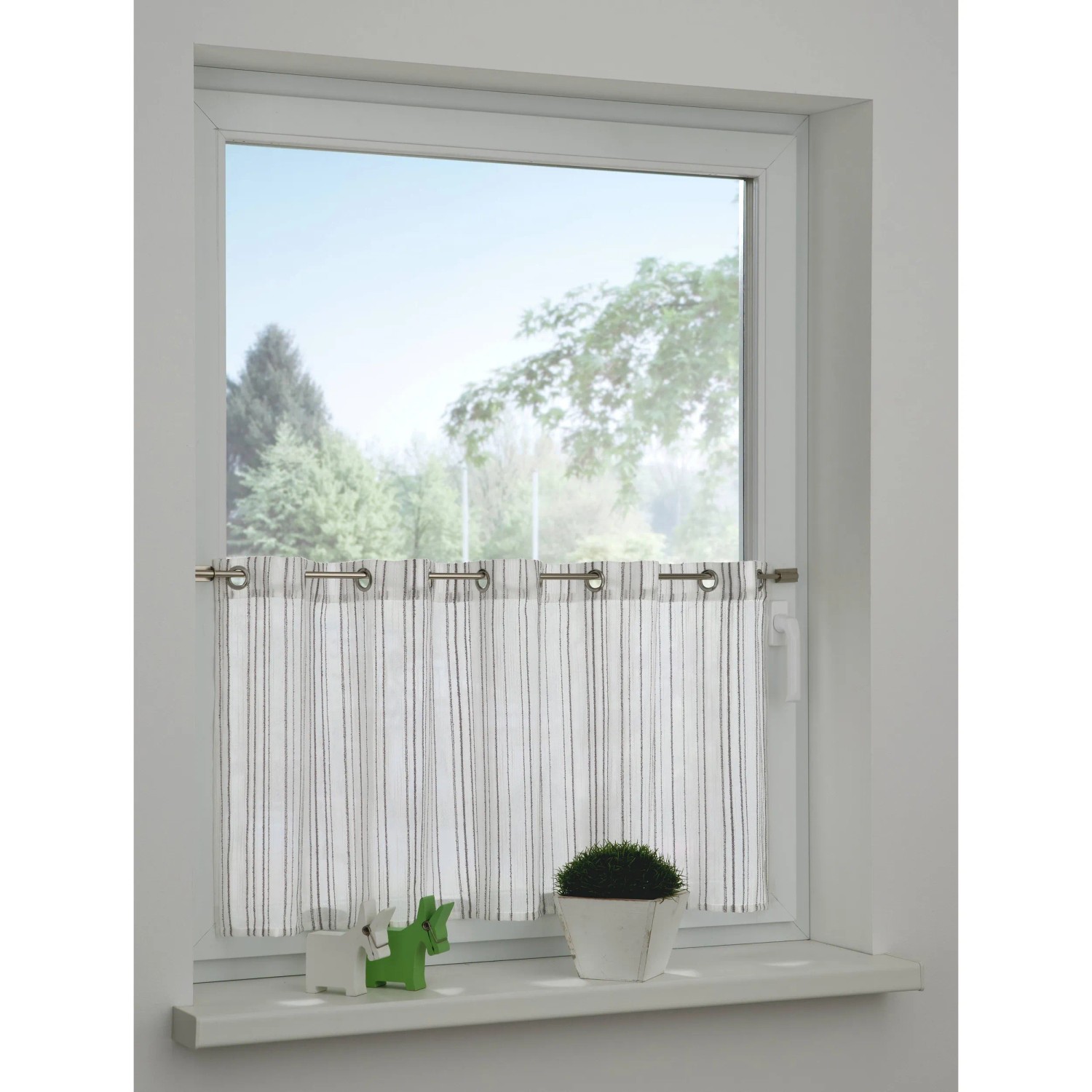 Blickdichte, silbergraue Bistrogardine mit Webstreifen am Fenster. Scheibengardine 45x140 cm.