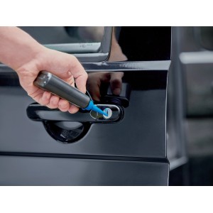 Anwendung von Graphit Schmierstoff (30g) zur Pflege eines Autoschlosses.