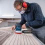 Mann schleift Holz mit Bosch Professional Exzenterschleifer GEX 40-150. Blaue Schleifmaschine mit rotem Schleifteller.