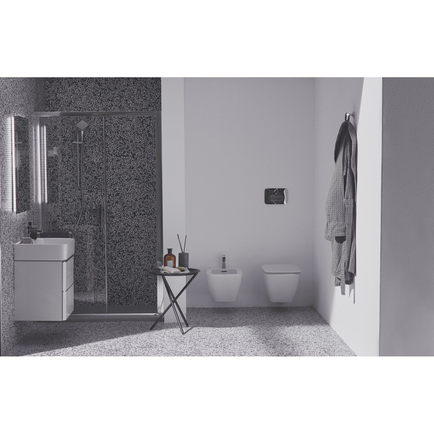 Modernes Bad mit Ideal Standard Waschtischarmatur Cerafine D H80 in Chrom.