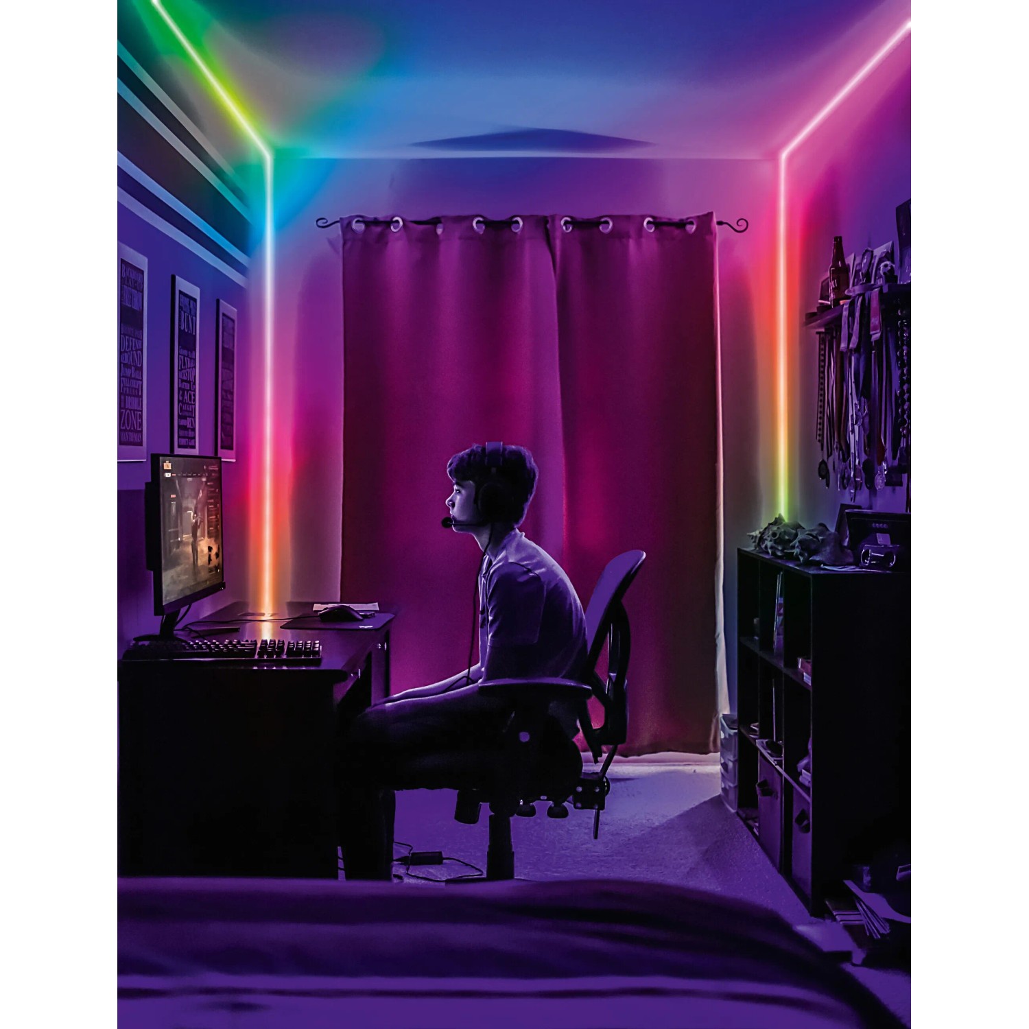 Gaming-Zimmer mit Osram Neon Flex LED-Streifen, die bunte Akzente setzen.