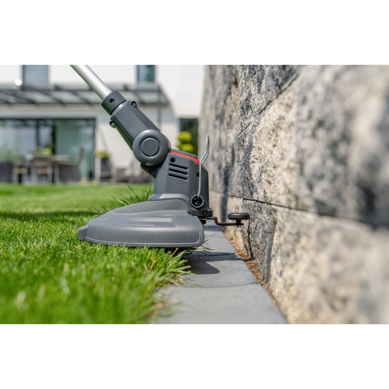 Al-Ko Akku-Rasentrimmer GT 1825 trimmt Rasenkante an Mauer. Inkl. Akku, kompatibel mit Bosch.