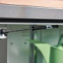 Gasdruckfeder der dunkelgrauen Biohort Gartenbox HighBoard. Zeigt komfortables Öffnen und Stauraum für Gartenutensilien.