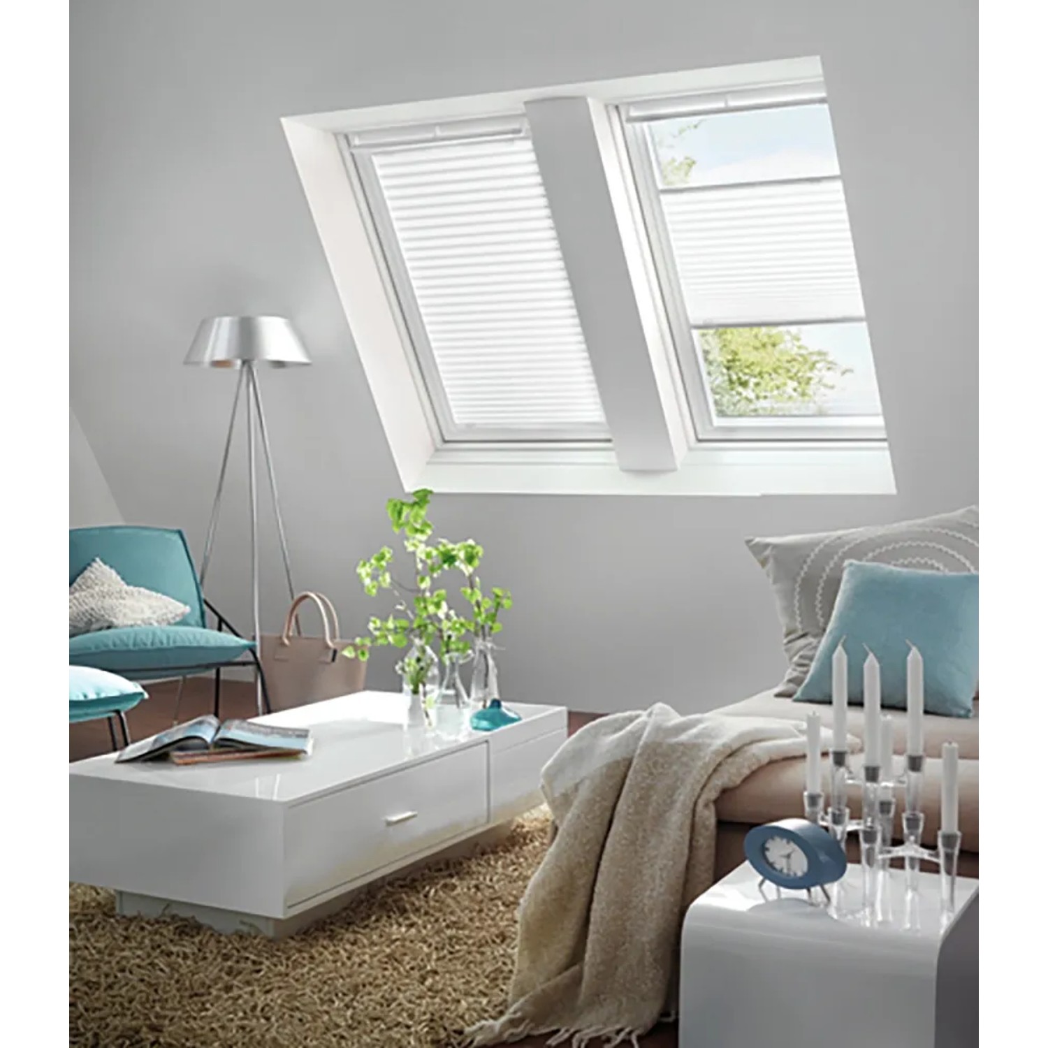 Weißes Gardinia Dachfenster-Plissee mit Saugnäpfen in einem hellen Wohnraum.