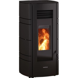 Justus Pelletofen Sia, Stahl schwarz, 8 kW, mit Flamme im Sichtfenster.