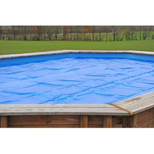 Blau Poolcrew Sommerabdeckplane auf Gartenpool Bahamas. Schutz vor Schmutz und Wärmeverlust.