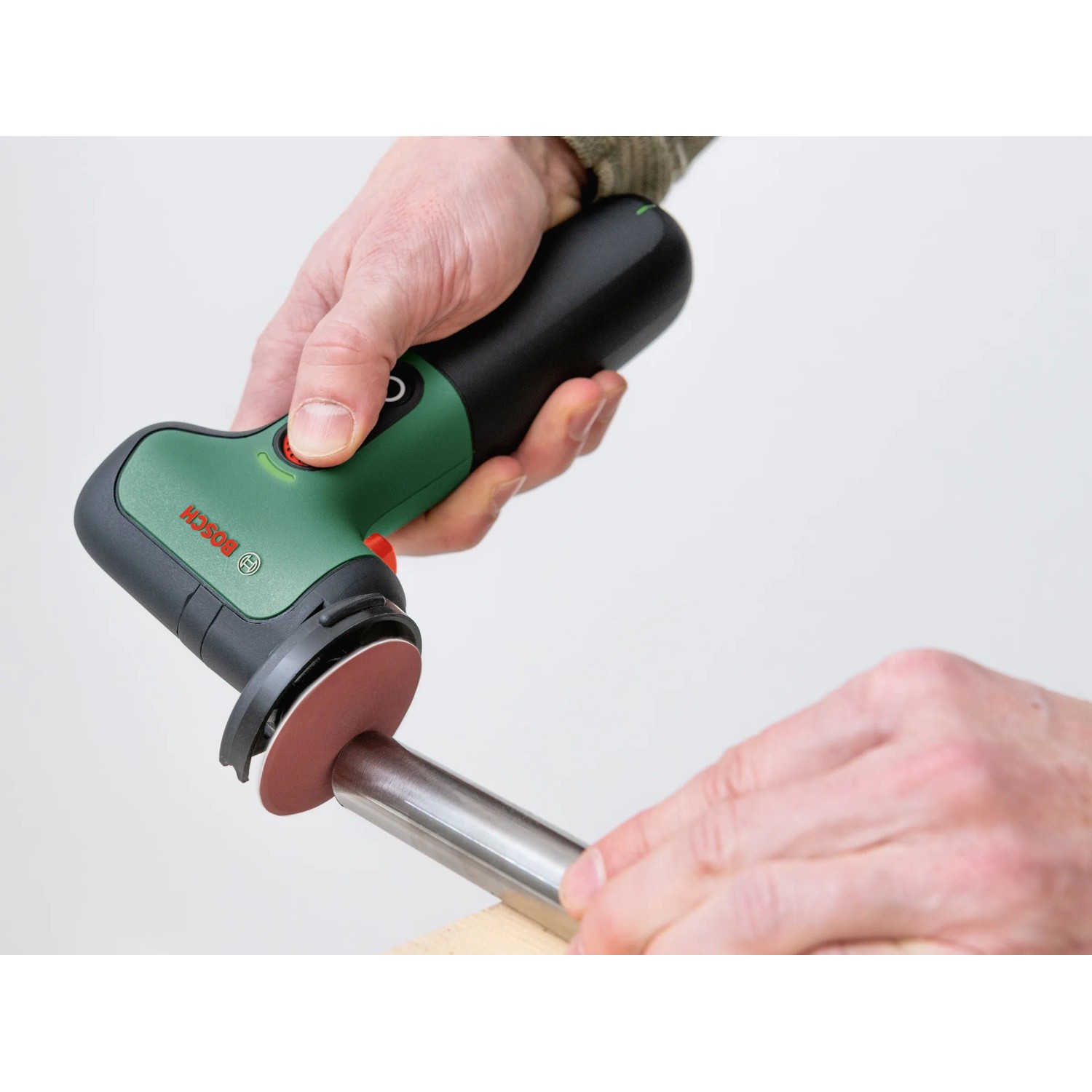 Bosch Schleifpapier F460 P120 im Einsatz mit Schleifgerät. Zubehör für Winkelschleifer.