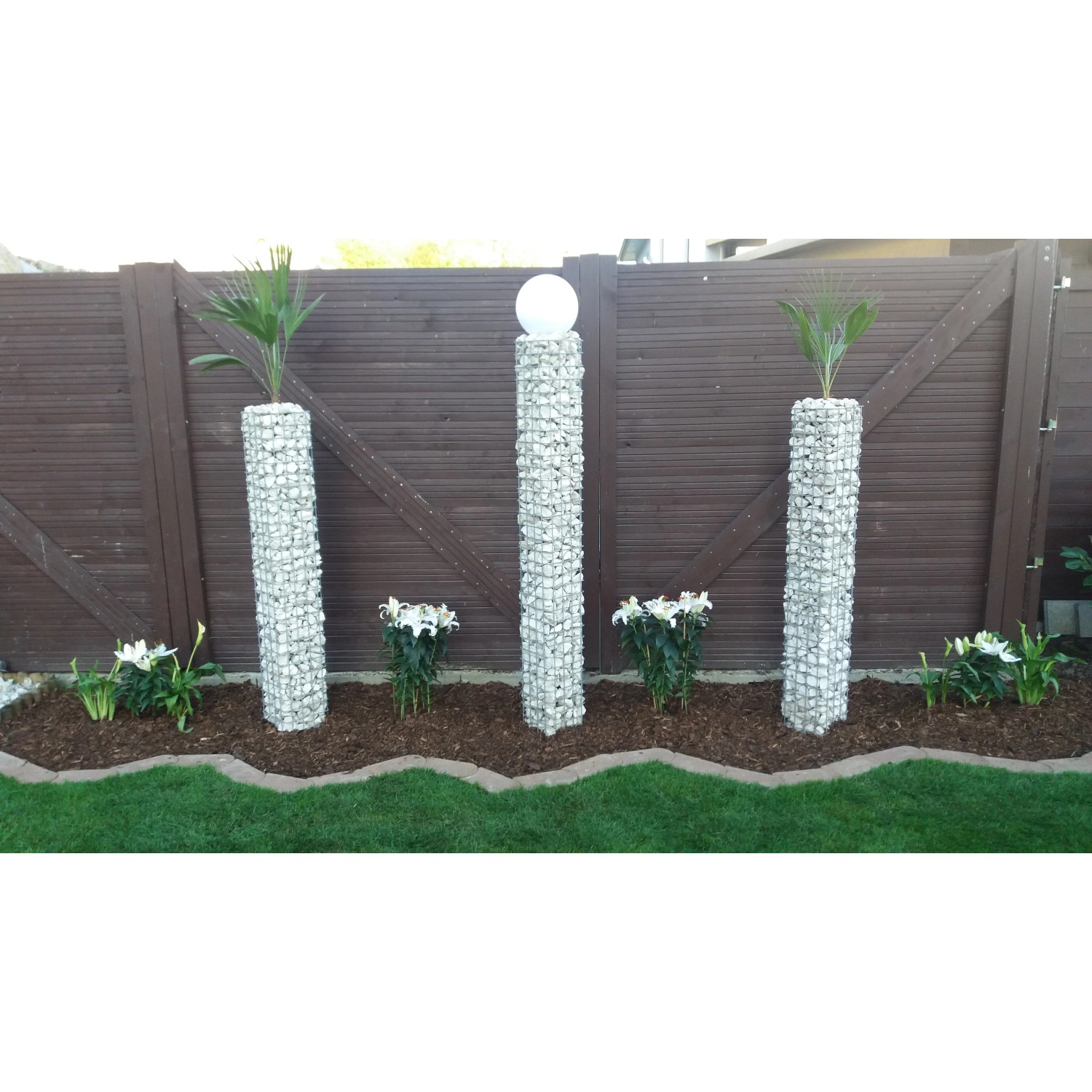 Gabiona Gabionen-Säulen eckig als dekorative Gartenelemente und Einfassung.