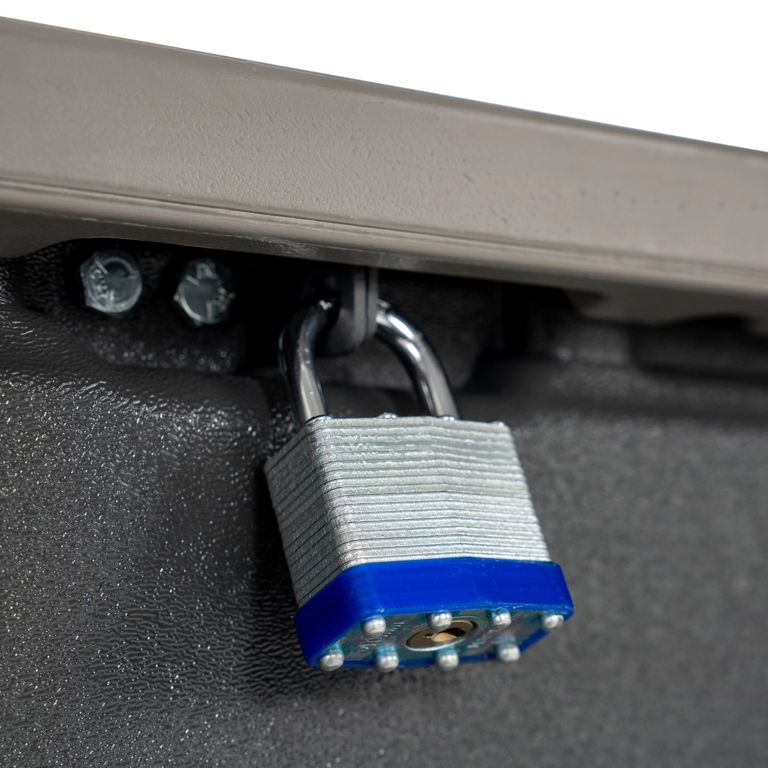 Detailaufnahme: Vorhängeschloss an grauer Lifetime Kissenbox zur sicheren Aufbewahrung.