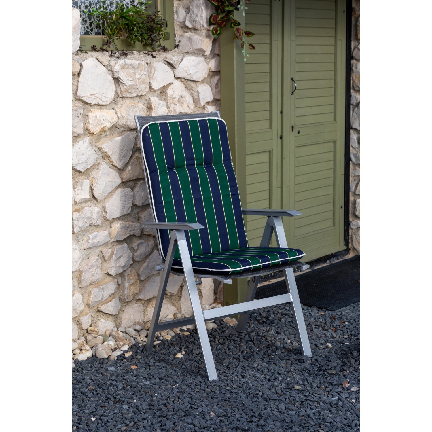 Beo Sitzauflage Hochlehner Eagle, 6er-Set, blau-dunkelgrün gestreift auf Gartenstuhl.