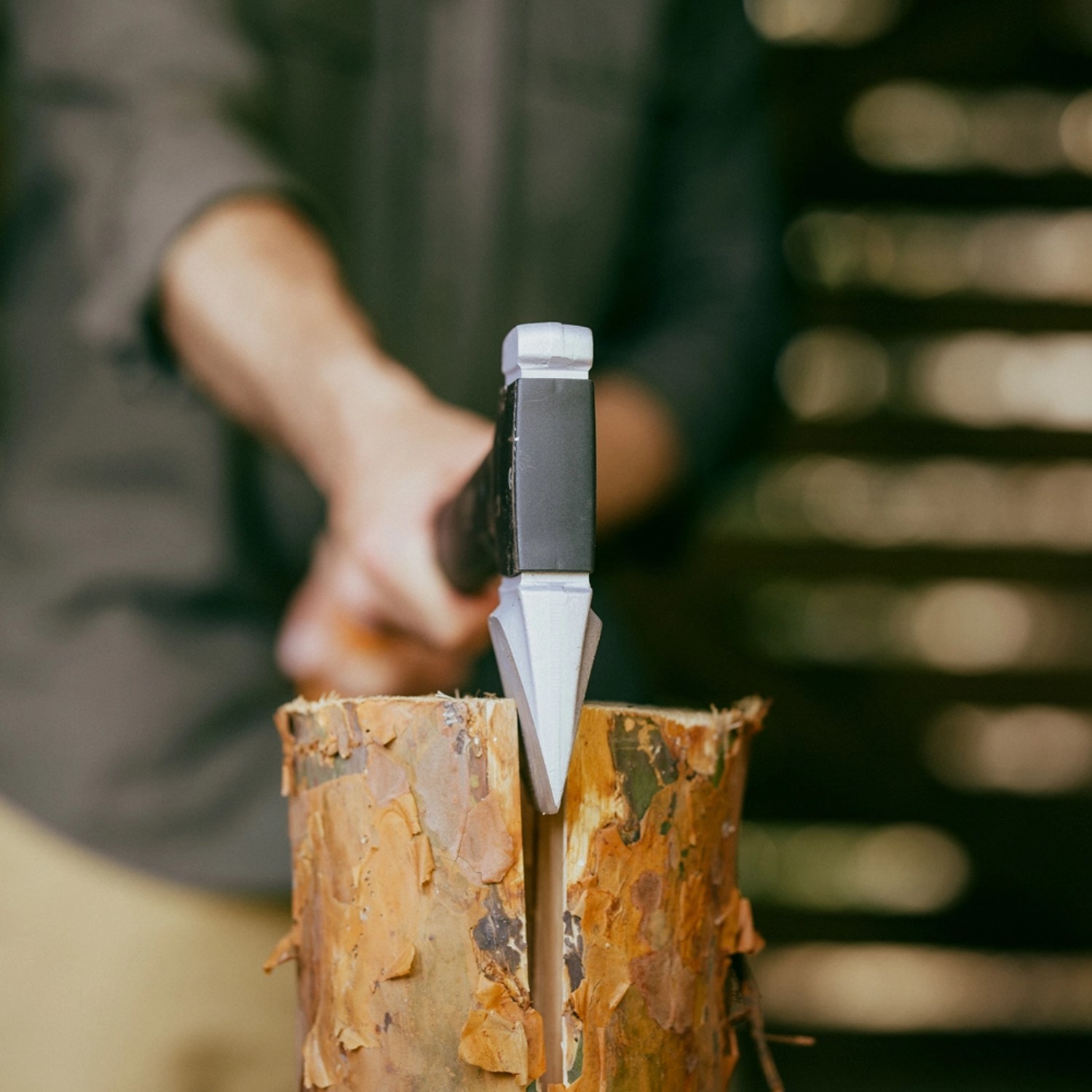 Fiskars X-series Spalt-Axt X36 spaltet Holzscheit. Axt mit L-Klinge und FiberComp Stiel.