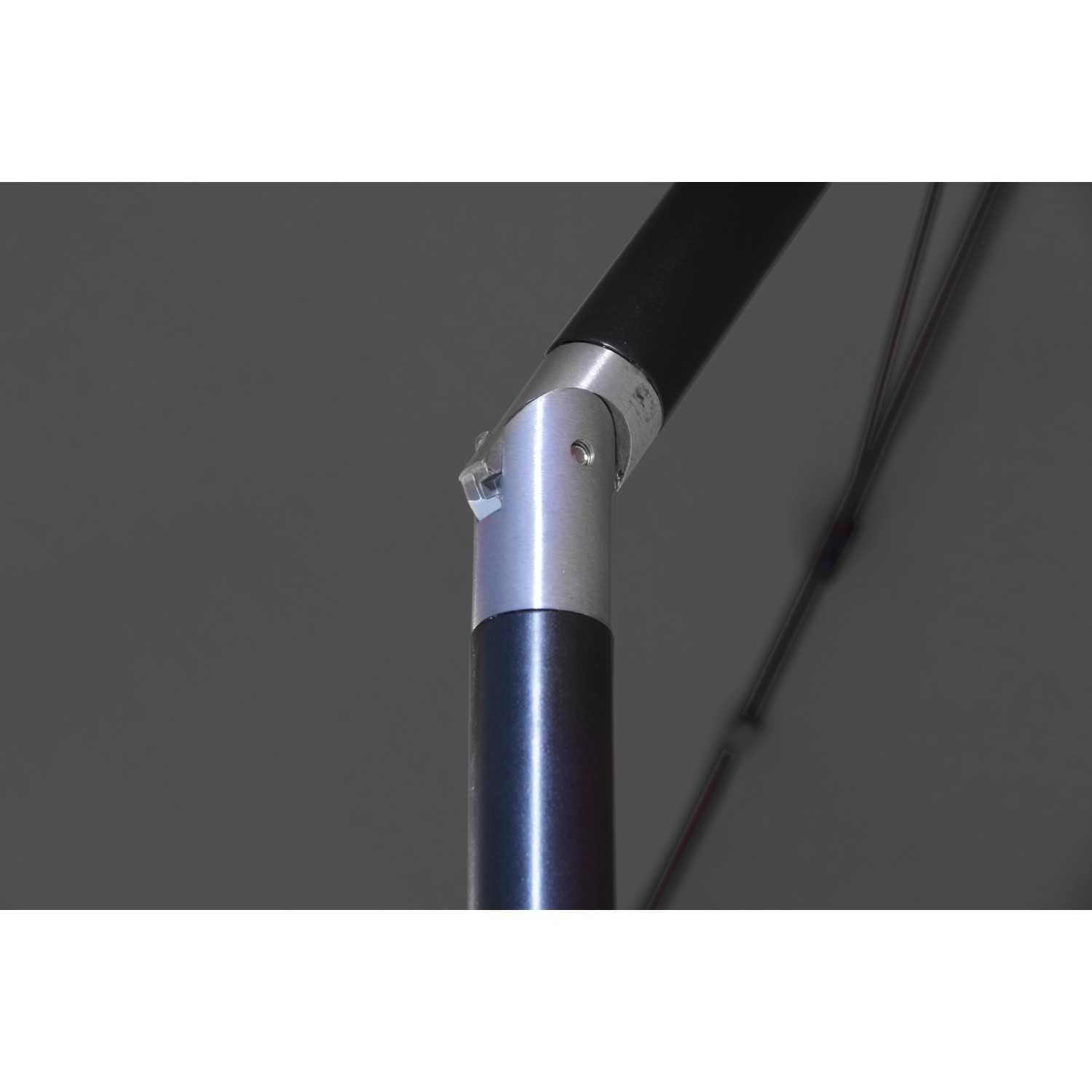 Detailaufnahme: Anthrazitfarbener Balkonschirm Hernando mit silberfarbenem Gelenk.