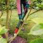 Bosch Akku-Baumschere Advanced Prune 18V-45 im Einsatz beim Schneiden von Ästen im Garten.