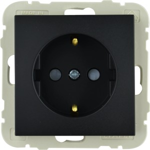 Schwarze Logus Steckdose mit Kindersicherung für erhöhten Berührungsschutz.