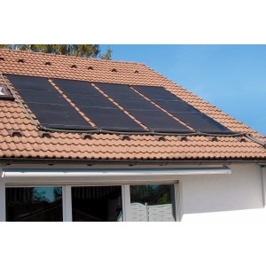 Summer Fun Solar-Poolheizung Ergänzungs-Set auf einem Dach montiert.