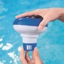 Bestway Pool Dosierschwimmer zur Chemikalienfreisetzung im Pool, gehalten von Händen.