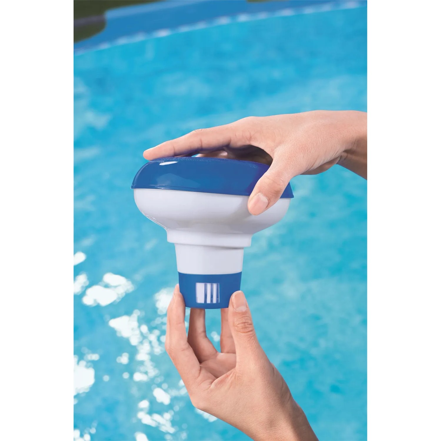 Bestway Pool Dosierschwimmer zur Chemikalienfreisetzung im Pool, gehalten von Händen.