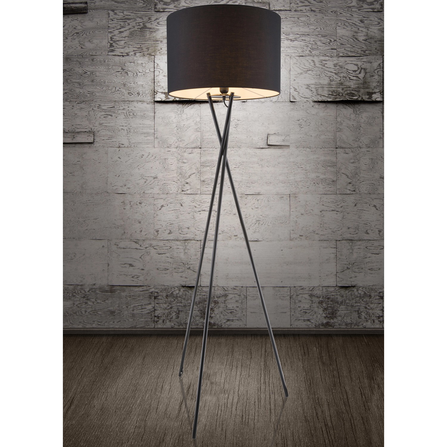 Schwarze Globo Stehleuchte Gustav mit Dreibein-Gestell aus Metall.