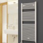 Weißer Ximax Badheizkörper Tip (1691x600 mm, 921 Watt) im Badezimmer.
