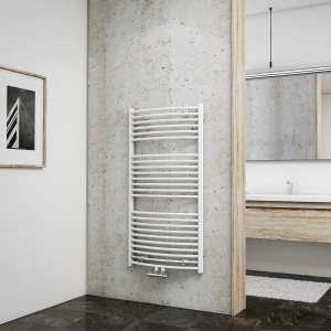 Weißer Schulte Design-Heizkörper Europa II mit Mittenanschluss im modernen Bad.