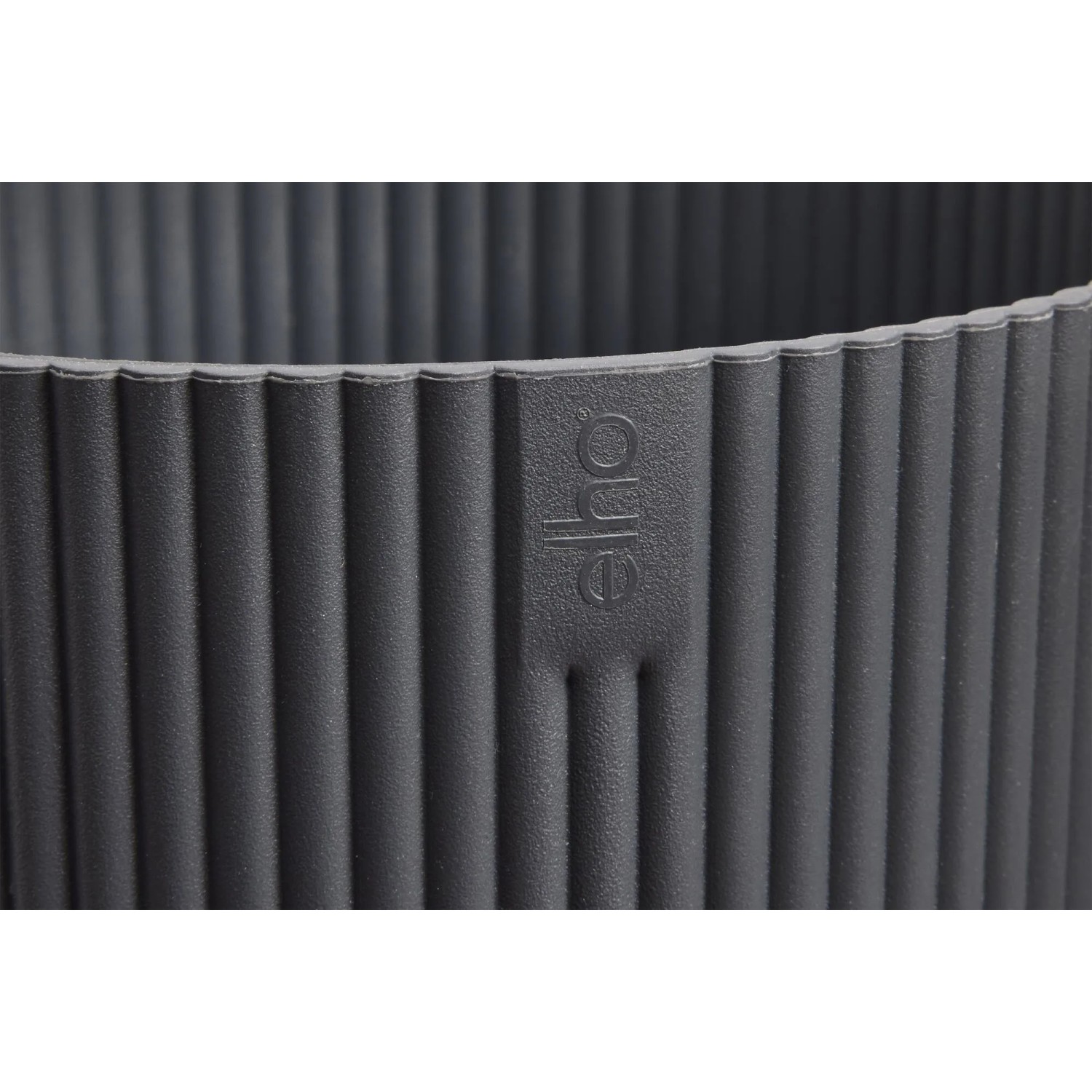 Runder Elho Vibes Fold Blumentopf in Anthrazit, Ø 22 cm, mit vertikalem Rillenmuster und Logo.