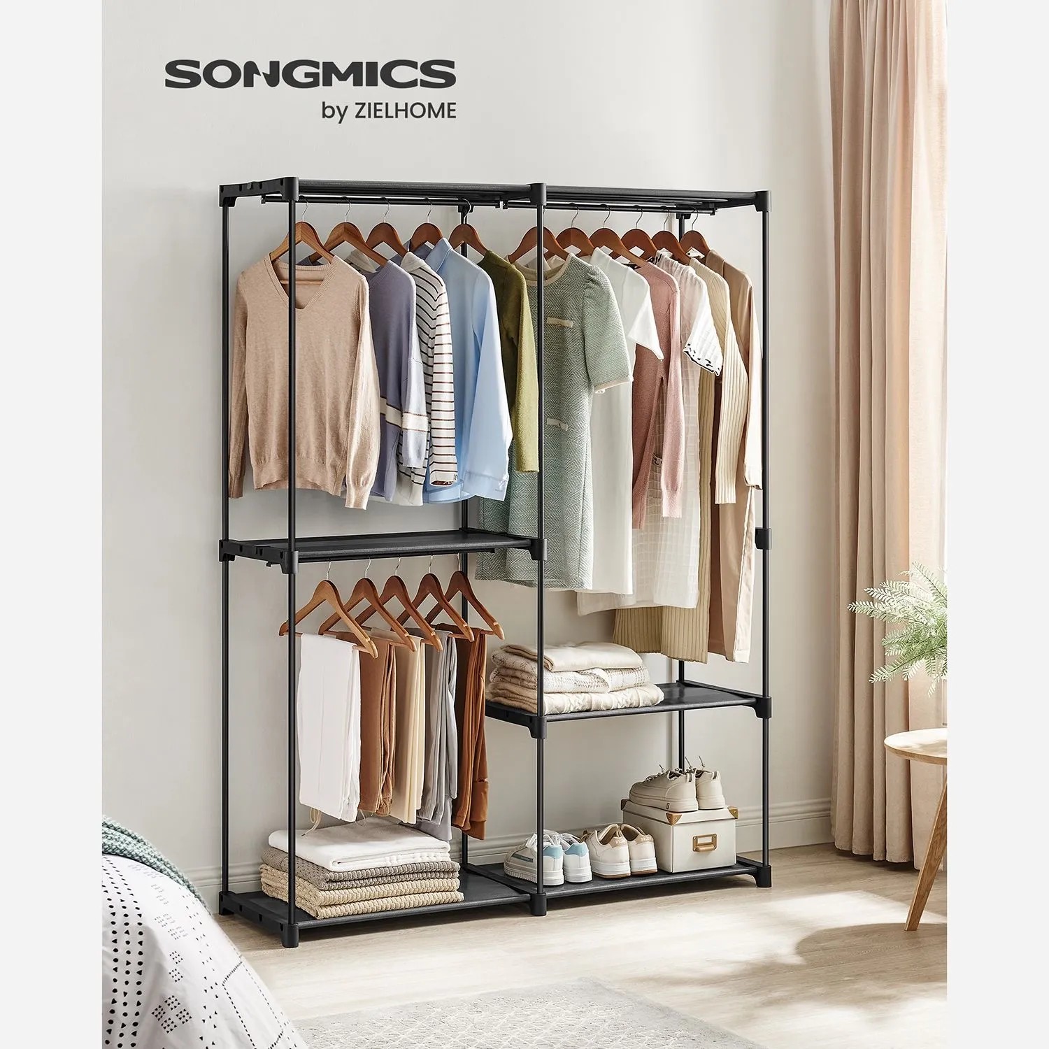 Schwarzer Songmics Kleiderschrank (138x43x182cm) mit Kleidung und Ablagen.