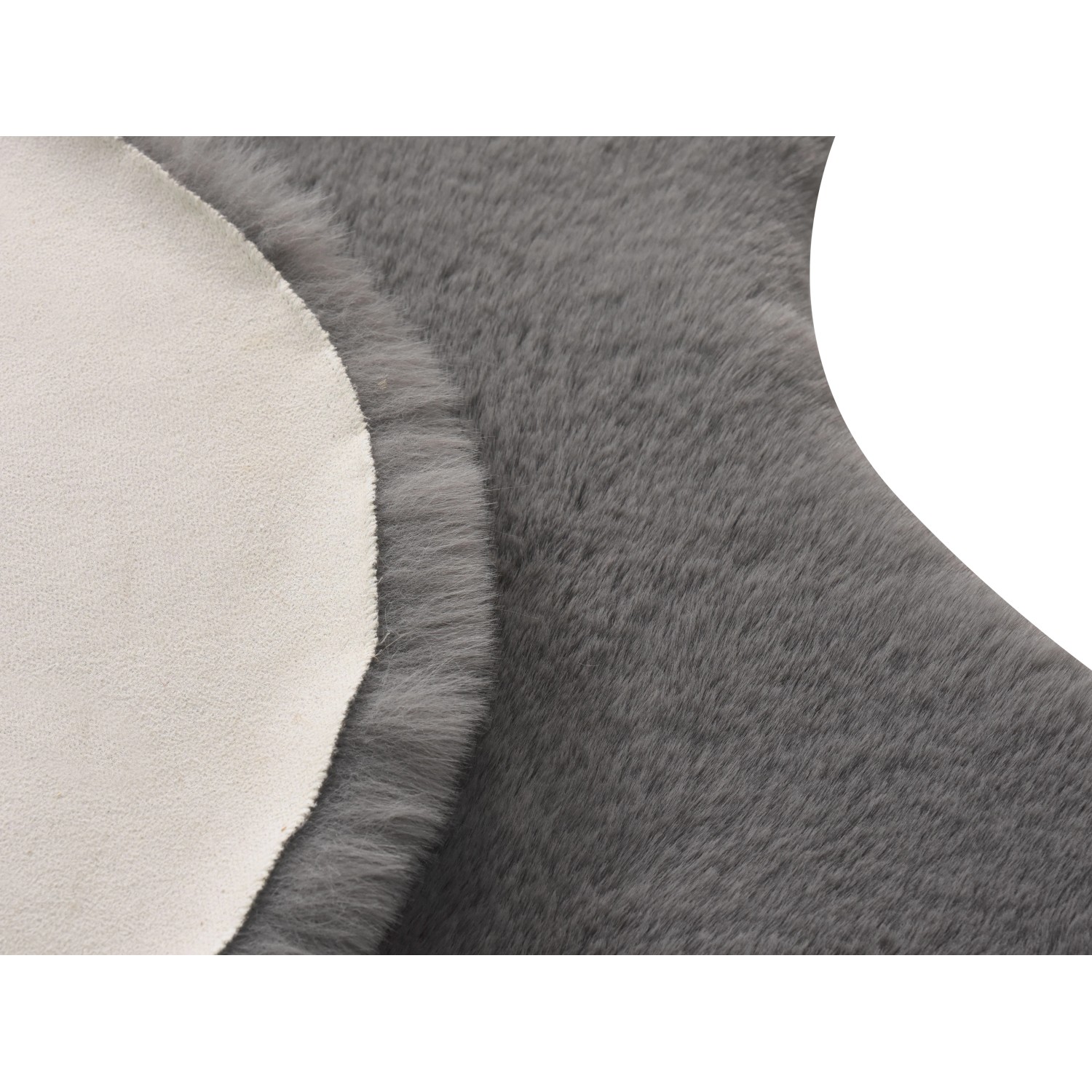 Detailaufnahme: Anthrazitfarbener Kunstfell-Teppich (60x90 cm) mit dichter, kuscheliger Oberfläche.