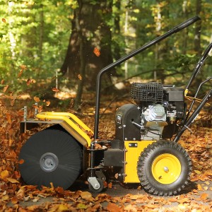 Texas Benzin-Kehrmaschine Handy Sweep 710TGE in Aktion, ideal für Herbstlaub.