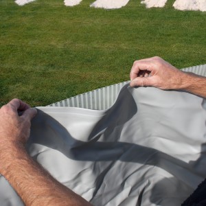 Detailaufnahme: Montage der Poolfolie im runden Gre Stahlwand-Pool Kea Ø 300 cm Graphit.